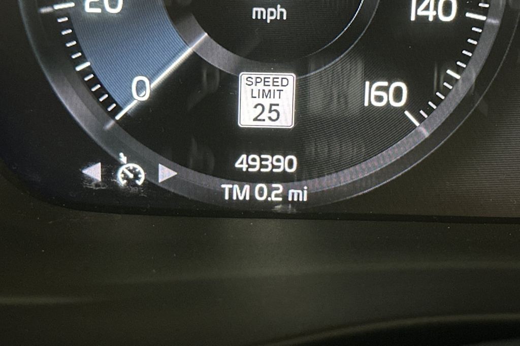 Thumbnail: 2021 Volvo XC40 - 29