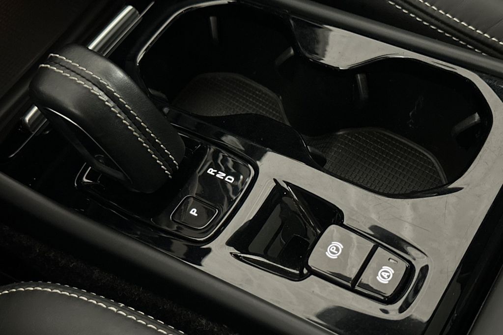 Thumbnail: 2021 Volvo XC40 - 25