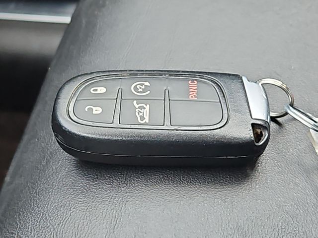 Thumbnail: 2019 Jeep Cherokee - 17