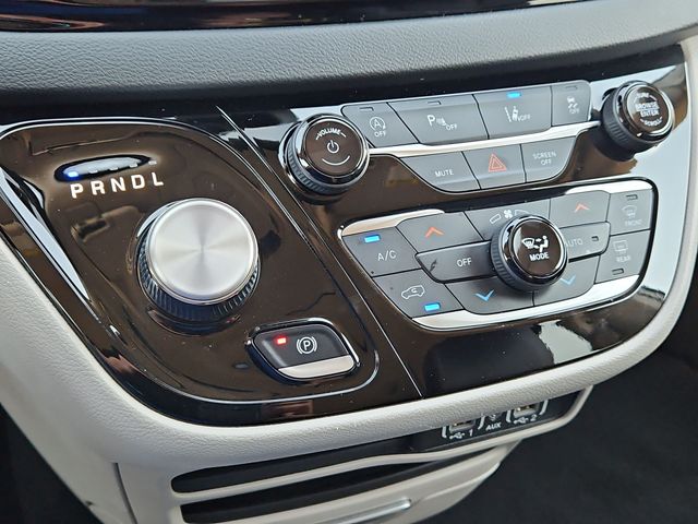 Thumbnail: 2023 Chrysler Pacifica - 29