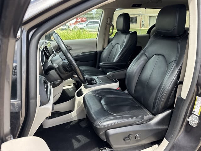 Thumbnail: 2021 Chrysler Pacifica - 10