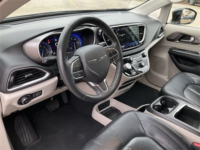 2022 Chrysler Pacifica Touring L 2