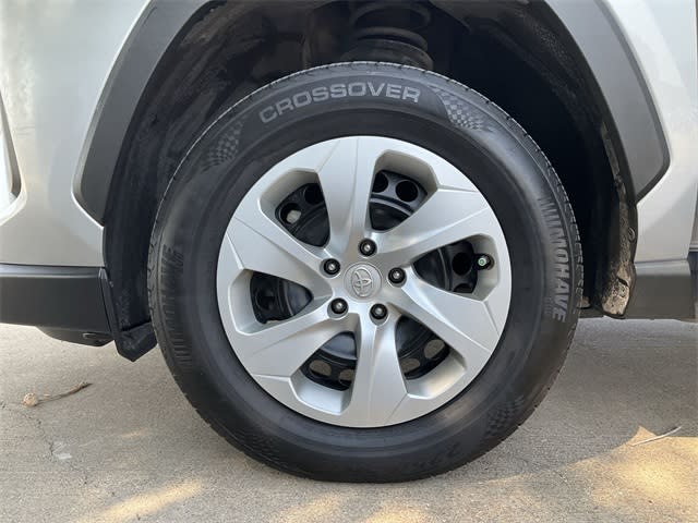 Thumbnail: 2021 Toyota RAV4 - 6