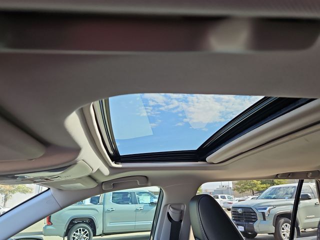 Thumbnail: 2021 Toyota RAV4 - 25