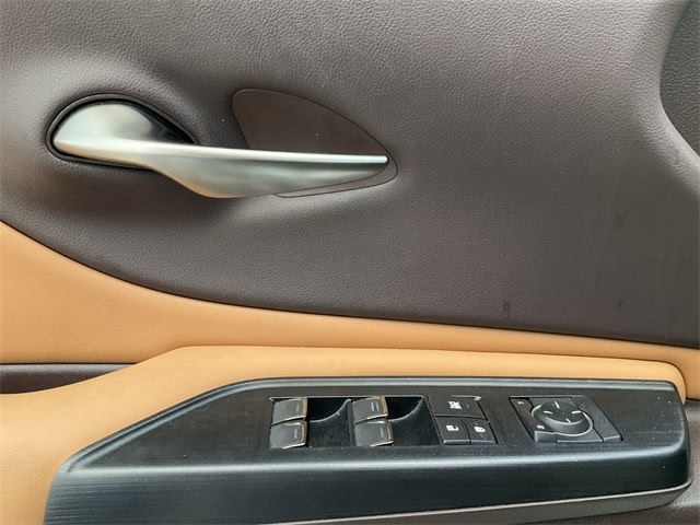 Thumbnail: 2021 Lexus ES - 16