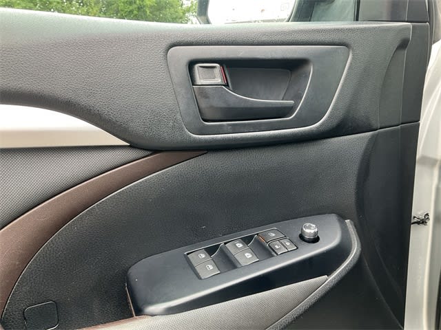 2019 Toyota Highlander LE 22