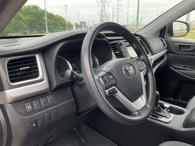 2019 Toyota Highlander LE 2