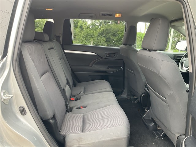 2019 Toyota Highlander LE 10
