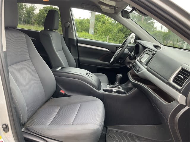 2019 Toyota Highlander LE 23
