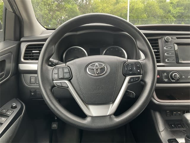 2019 Toyota Highlander LE 11