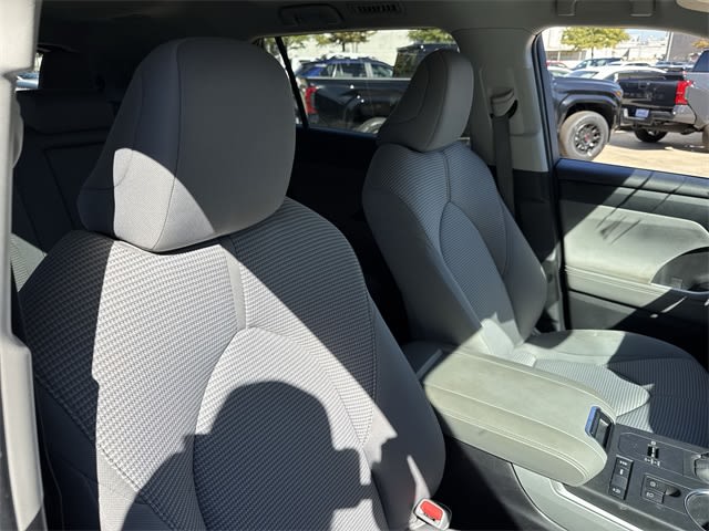 Thumbnail: 2022 Toyota Highlander - 22