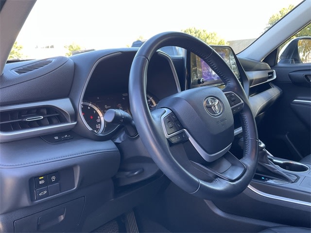 Thumbnail: 2023 Toyota Highlander - 2