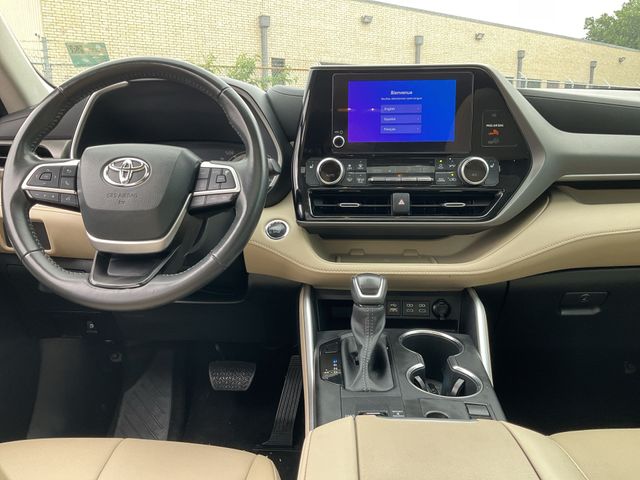 Thumbnail: 2023 Toyota Highlander - 7