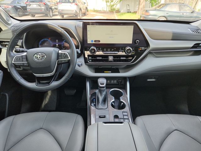 Thumbnail: 2023 Toyota Highlander - 9