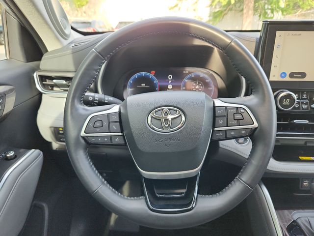 Thumbnail: 2023 Toyota Highlander - 13