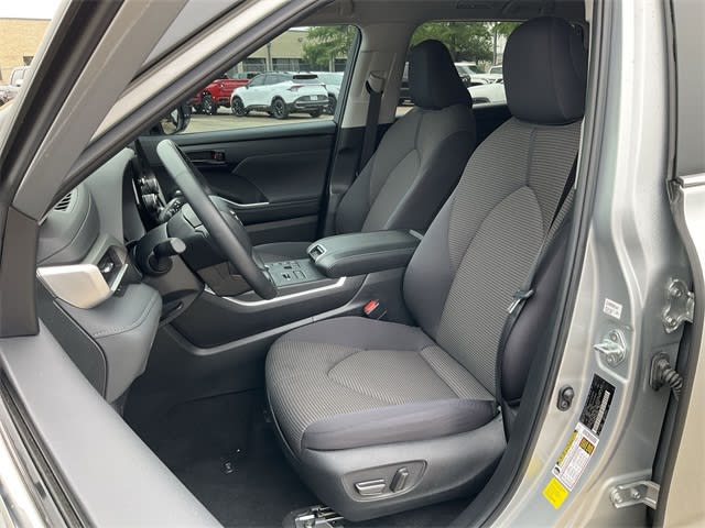 2024 Toyota Highlander LE 8