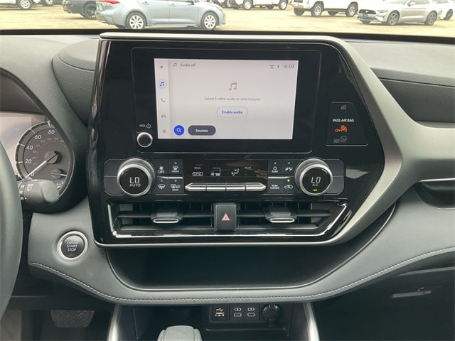 2024 Toyota Highlander LE 12