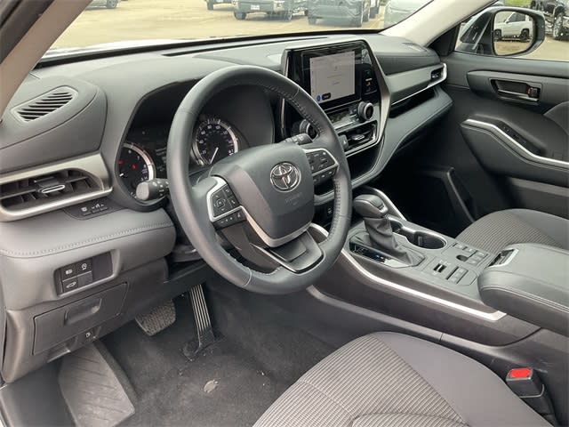 2024 Toyota Highlander LE 2