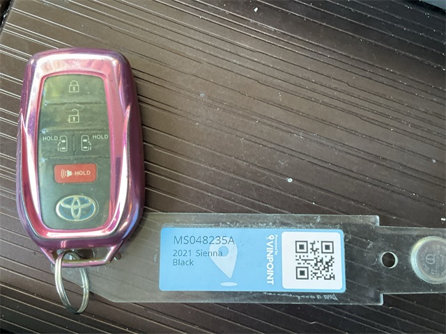Thumbnail: 2021 Toyota Sienna - 11