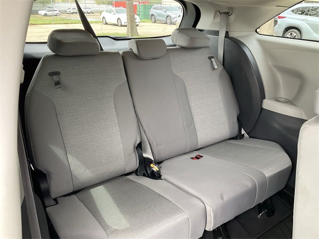 2024 Toyota Sienna LE 24