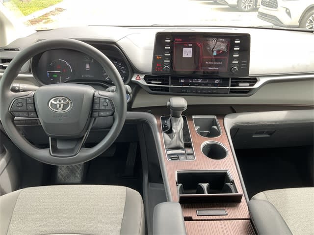 2024 Toyota Sienna LE 8