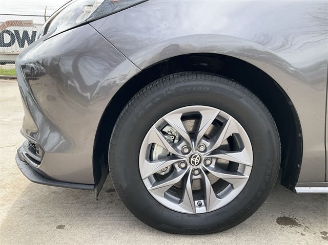 2024 Toyota Sienna LE 7