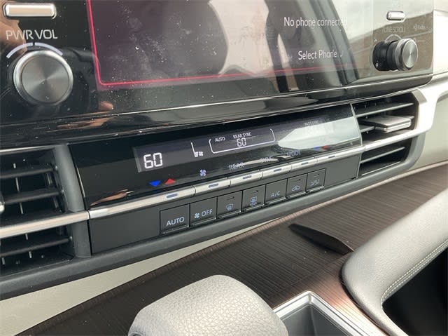 2024 Toyota Sienna LE 27