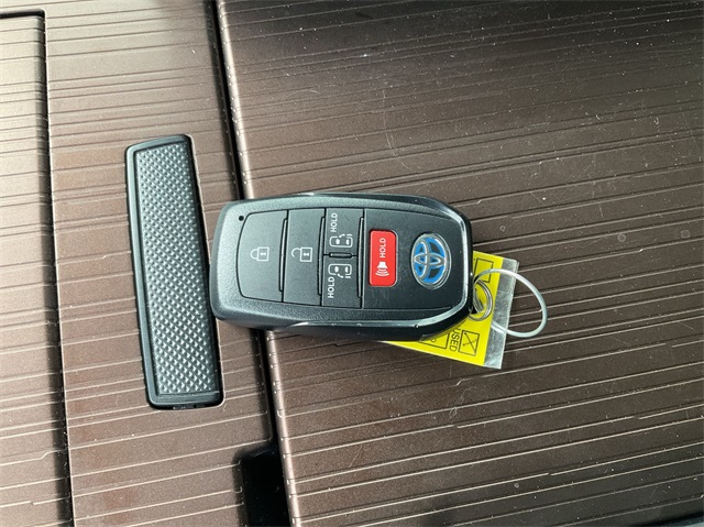 2024 Toyota Sienna LE 16