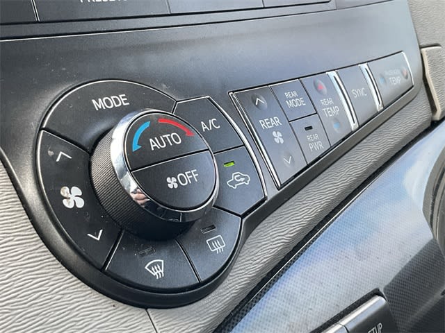 Thumbnail: 2014 Toyota Sienna - 25