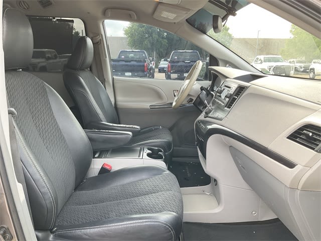 Thumbnail: 2014 Toyota Sienna - 23