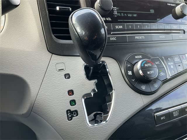 Thumbnail: 2014 Toyota Sienna - 26