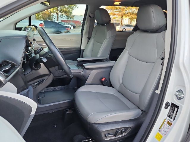 Thumbnail: 2022 Toyota Sienna - 10