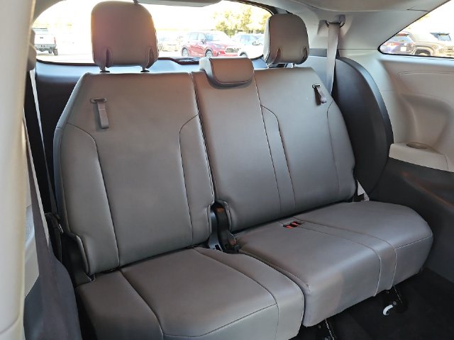 Thumbnail: 2022 Toyota Sienna - 26