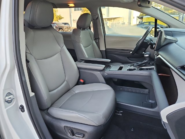 Thumbnail: 2022 Toyota Sienna - 11