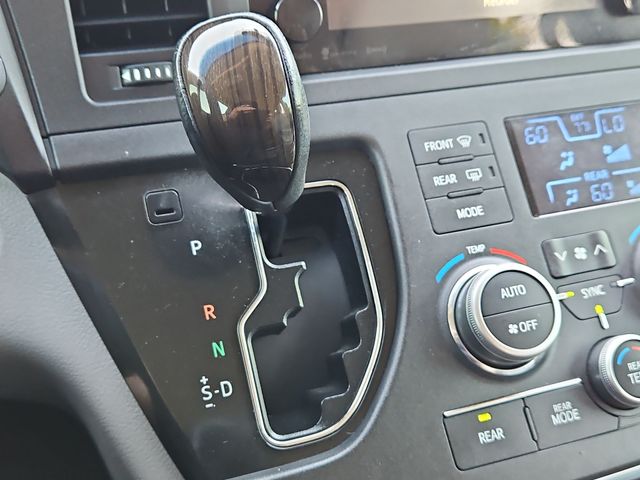Thumbnail: 2017 Toyota Sienna - 15