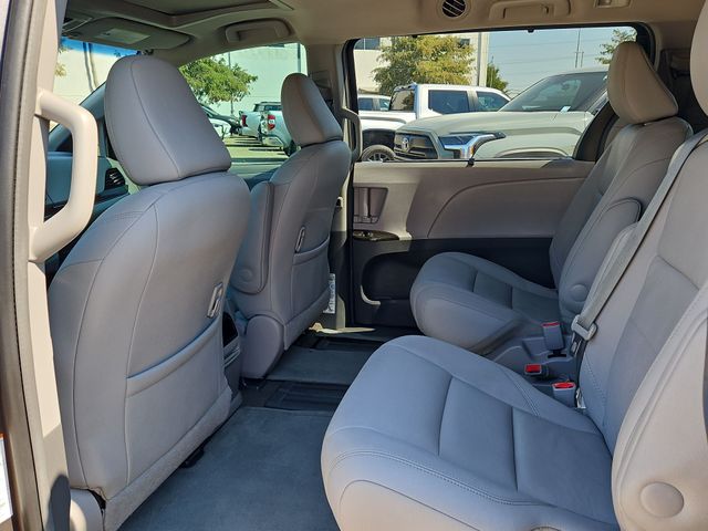 Thumbnail: 2017 Toyota Sienna - 12