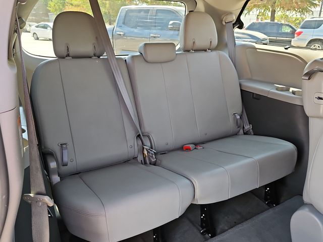 Thumbnail: 2017 Toyota Sienna - 26