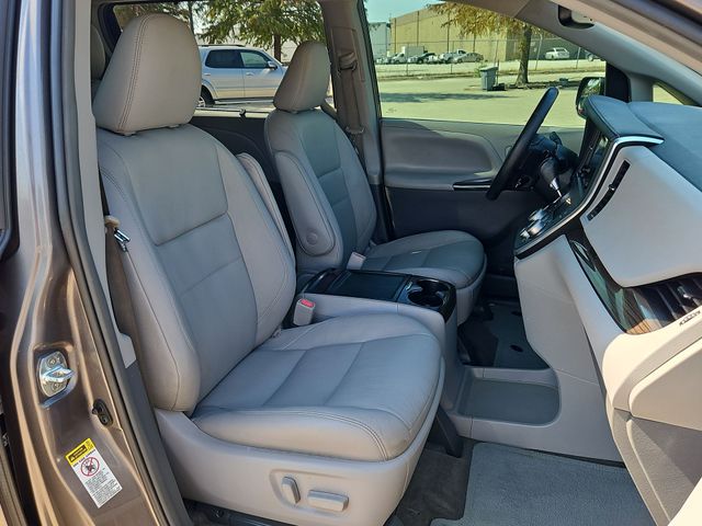 Thumbnail: 2017 Toyota Sienna - 11