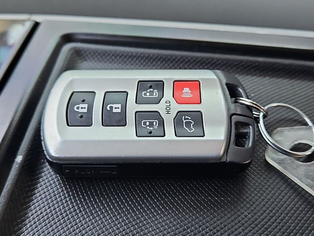 Thumbnail: 2017 Toyota Sienna - 17
