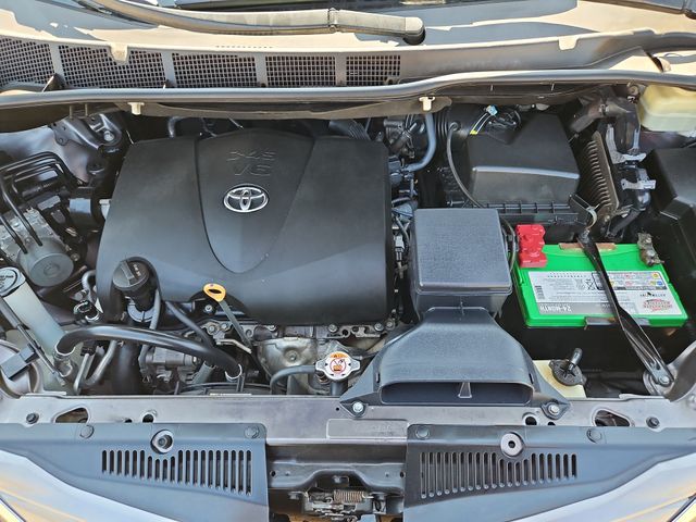 Thumbnail: 2017 Toyota Sienna - 8