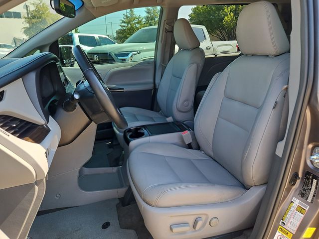 Thumbnail: 2017 Toyota Sienna - 10