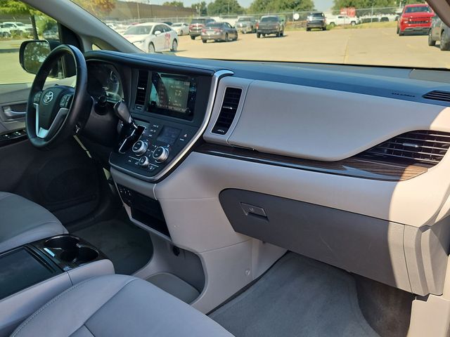 Thumbnail: 2017 Toyota Sienna - 9