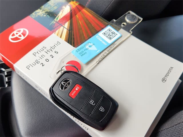 Thumbnail: 2025 Toyota Prius v - 16