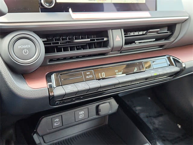 Thumbnail: 2025 Toyota Prius v - 28