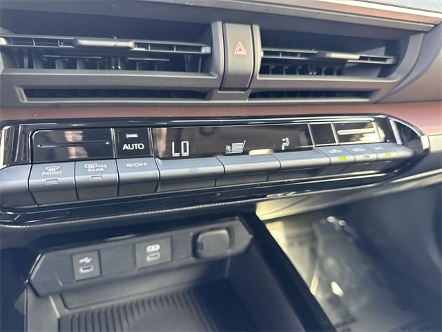 Thumbnail: 2025 Toyota Prius v - 25