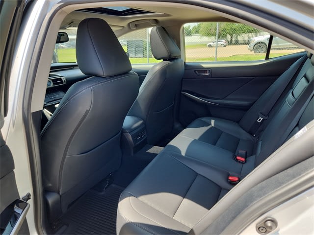 2016 Lexus IS 300 12