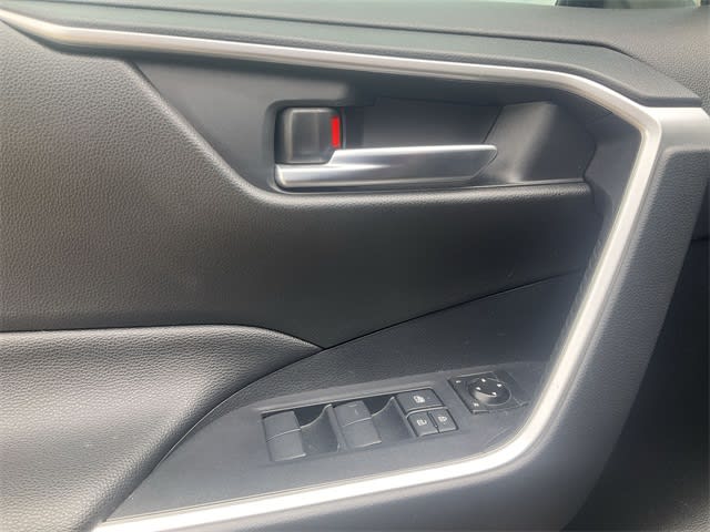 2021 Toyota RAV4 XLE 22