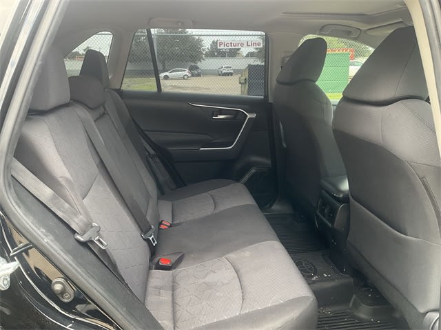 2021 Toyota RAV4 XLE 24