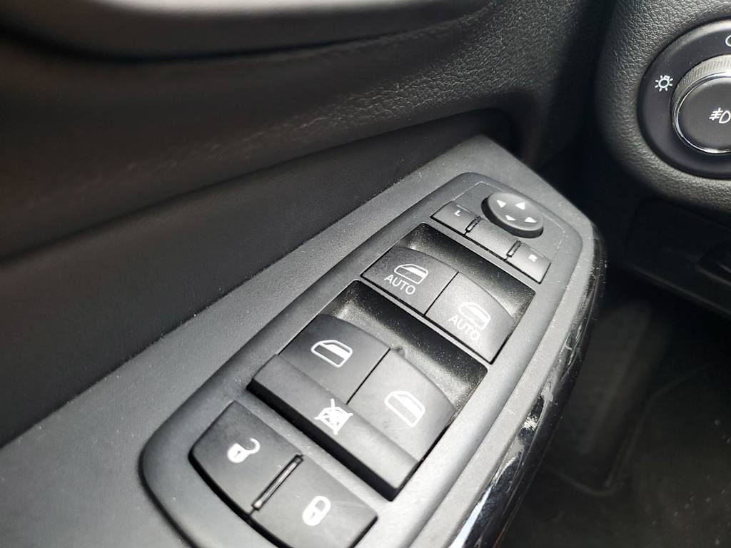 Thumbnail: 2021 Jeep Cherokee - 25