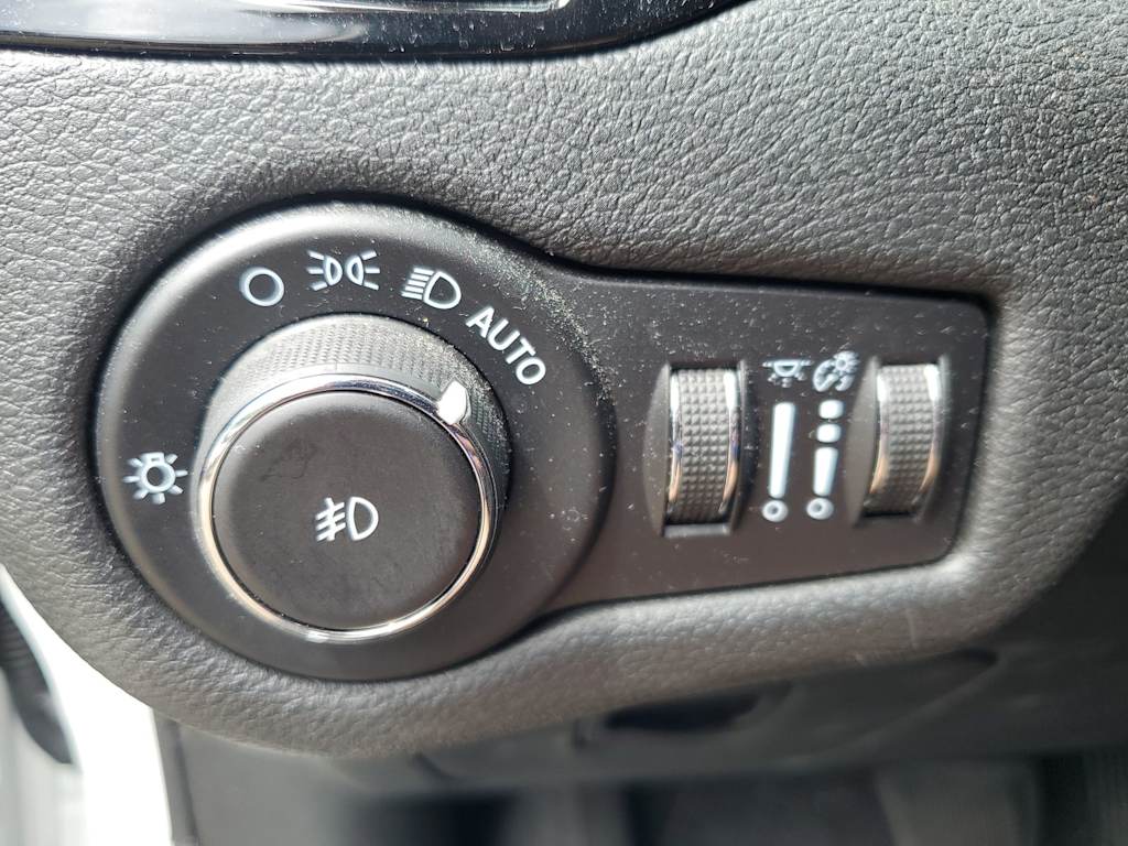 Thumbnail: 2021 Jeep Cherokee - 21